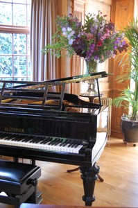 BH piano with flowers