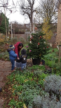Filipa & kids decorating tree