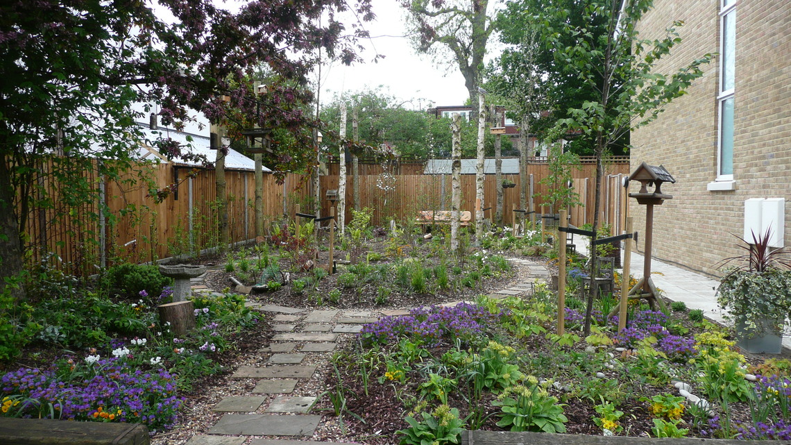 Long shot garden with bench at back 14.5.13
