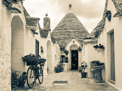 8 Puglia Courtyard