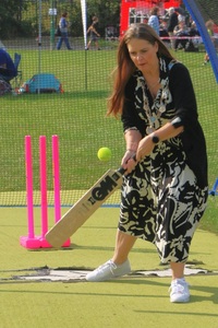 Deputy Mayor tries cricket