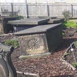 Leaning box grave