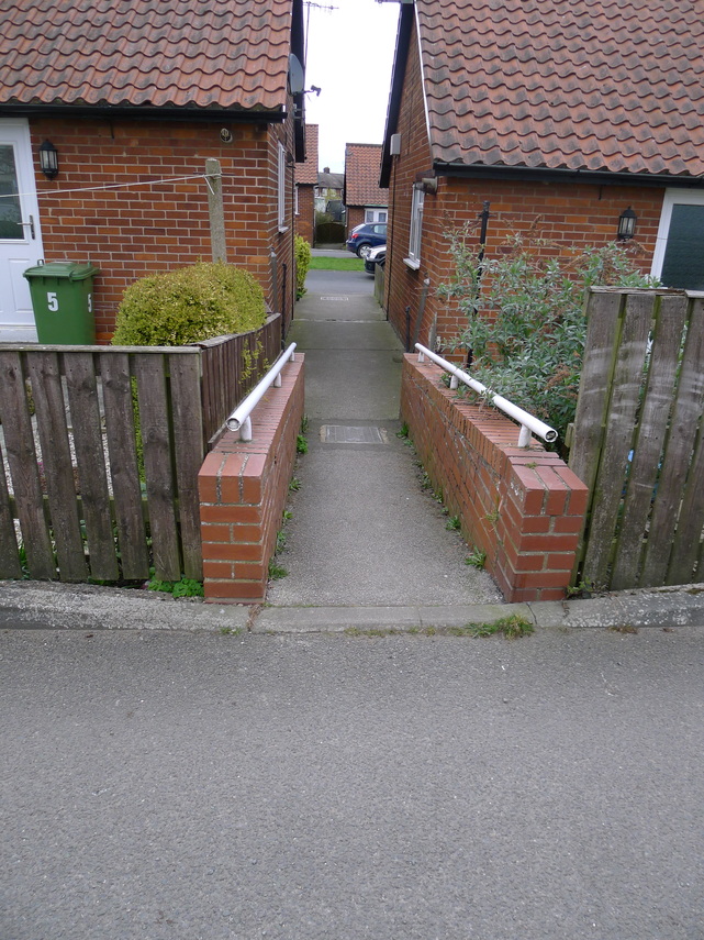 Hungate Court entrance to Vicarage Close footpath, Hunmanby