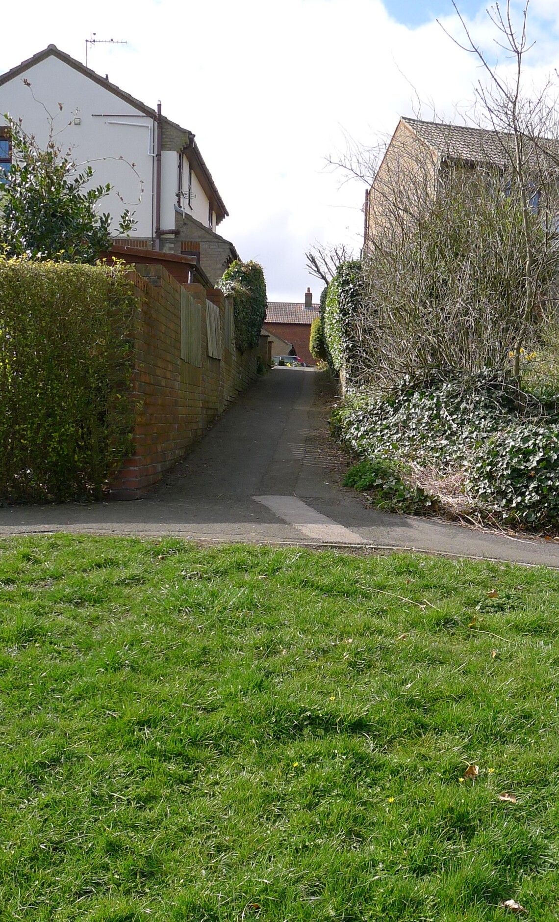 Footpath, Sheepdyke Lane to Cecil Road in Hunmanby