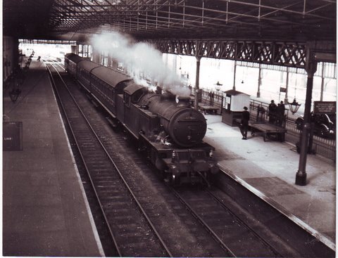 Steam locomotive at Platform 2, en-route to Hull