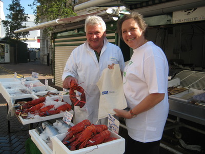 Susan Kramer MP, Market fishmonger with Kingston First cotton bag