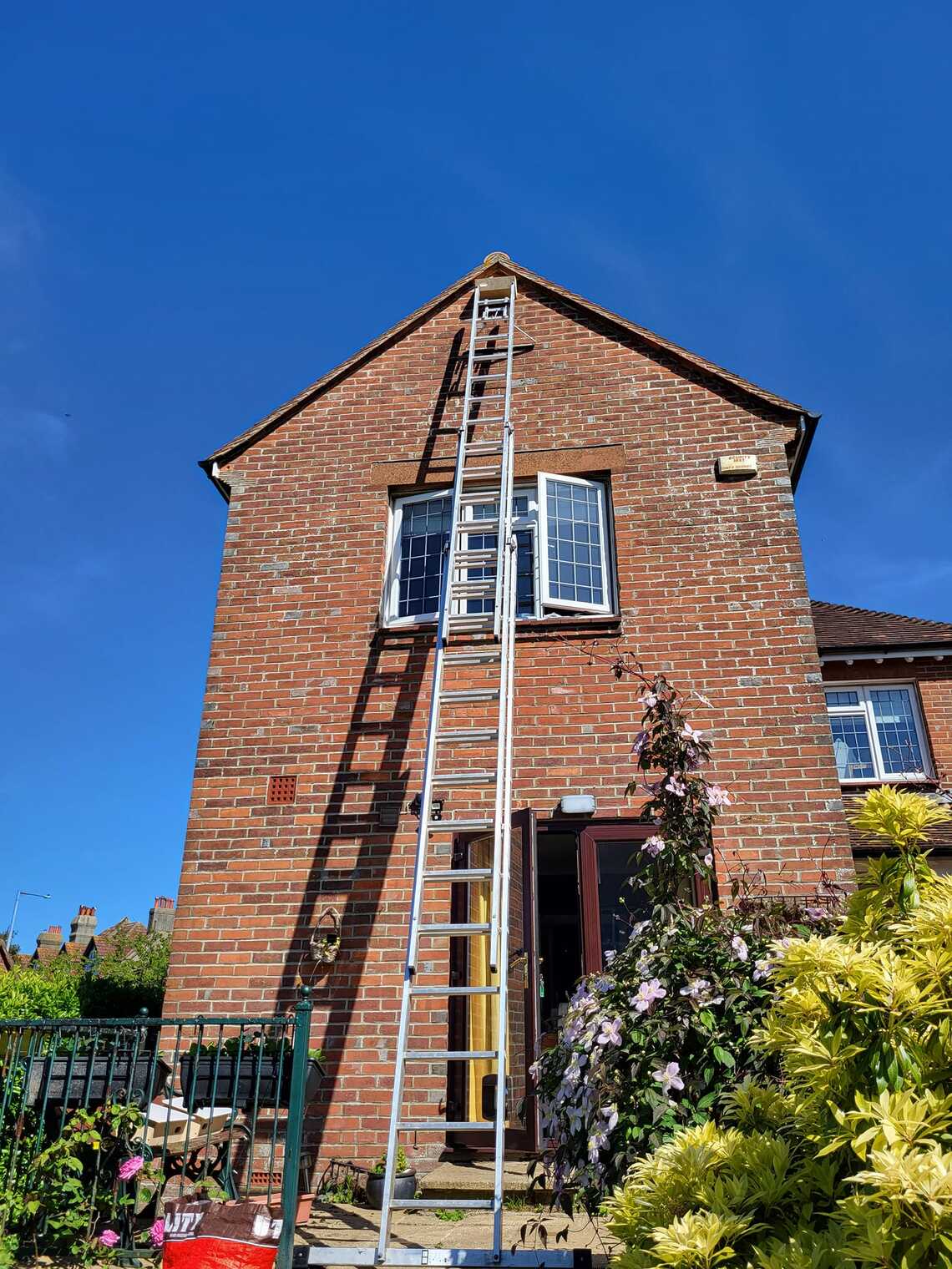 14.5.22 Gensing 3 Model 30s & caller full house view