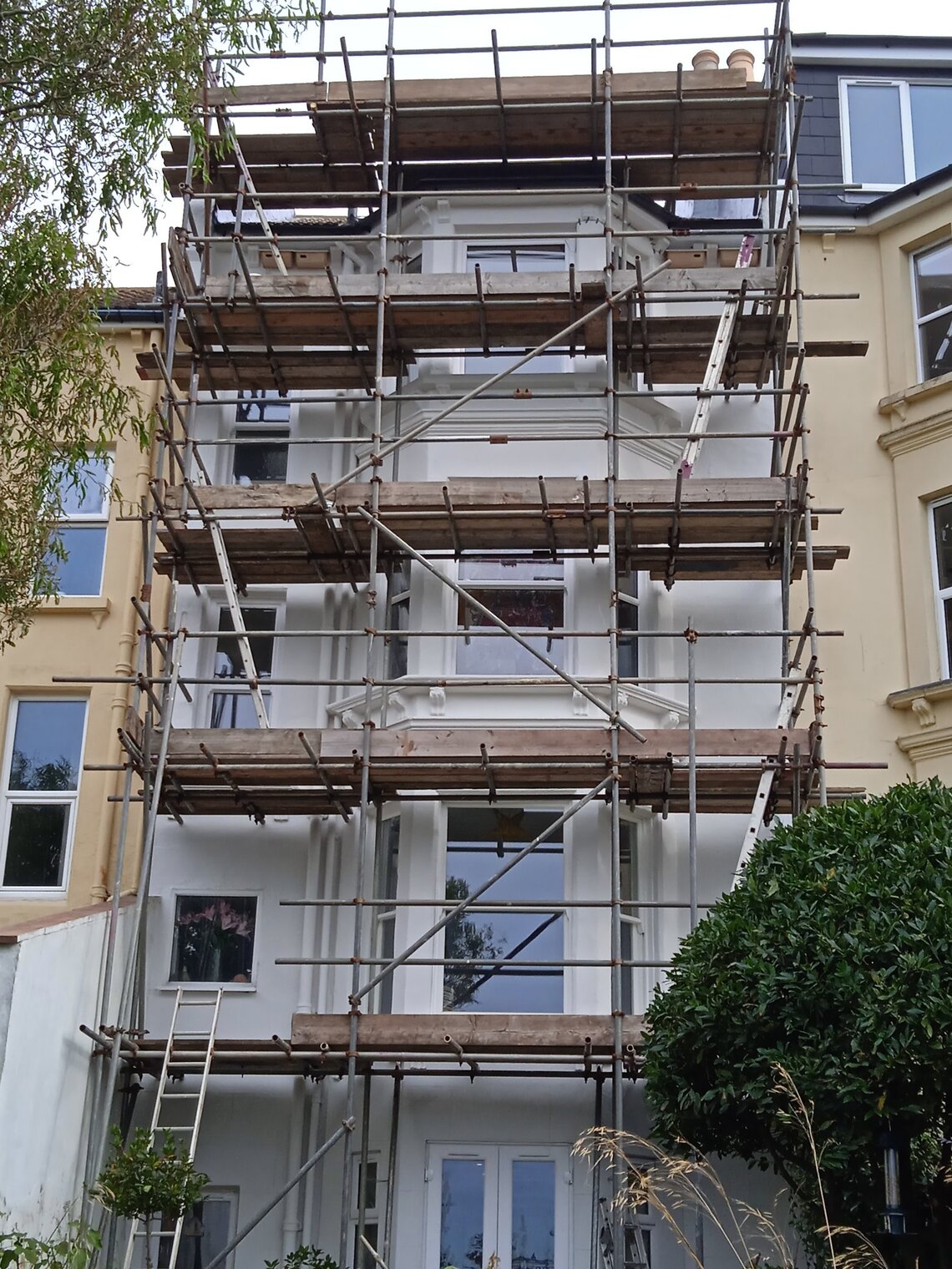 17.10.21 Hastings West Hill 4 box & caller front of building view