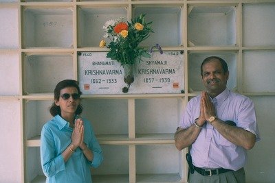 પંડિત શ્યામજી કૃષ્ણવર્મા અને શ્રીંમતિ ભાનુમતિજીનાં અસ્થિઓને શ્રદ્ધામ્જલિ અર્ર્પણ કરતાં હેંમંતકુમાર પાધ્યા અને શ્રીમતિ ઉષાદેવી હે. પાધ્યા. 