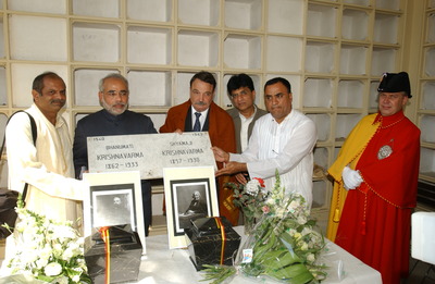 પંડિત શ્યામજી કૃષ્ણવર્માં અને ભાનુમતિજીનાં અસ્થિ અર્પણ સમારંભ, જીનિવા  હેમંતમાર પાધ્યા, શ્રી નરેન્દ્રજી મોદી, મંગલ ભાનુશાલી અને કિરીટ સોમૈયા   