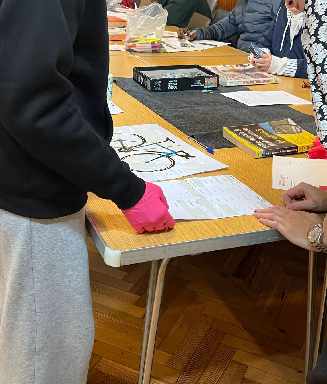 B1 - Parents and kids learning about bikes