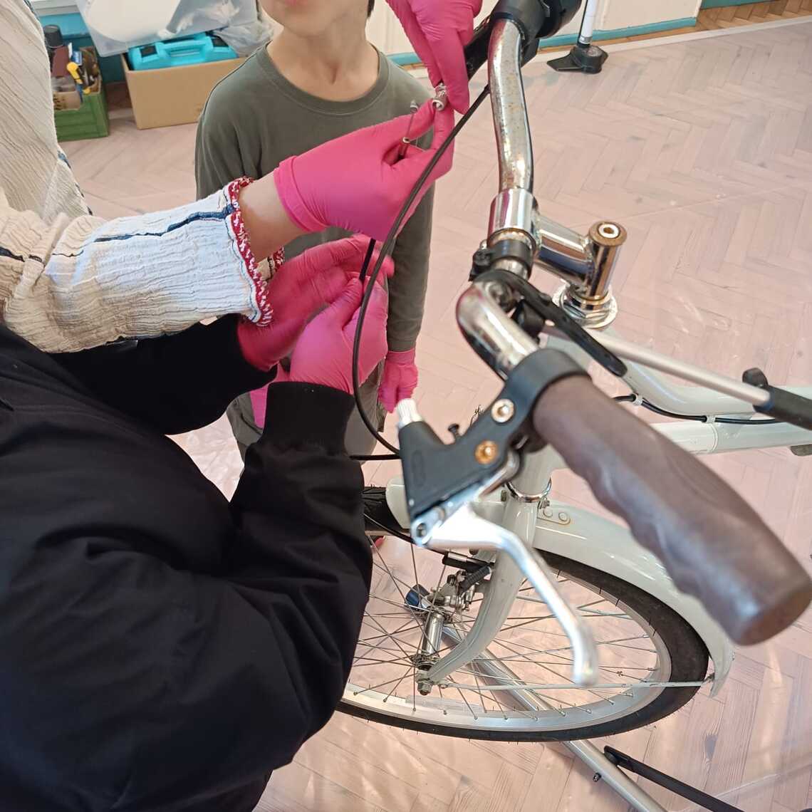 B2 - inserting brake cable into lever 