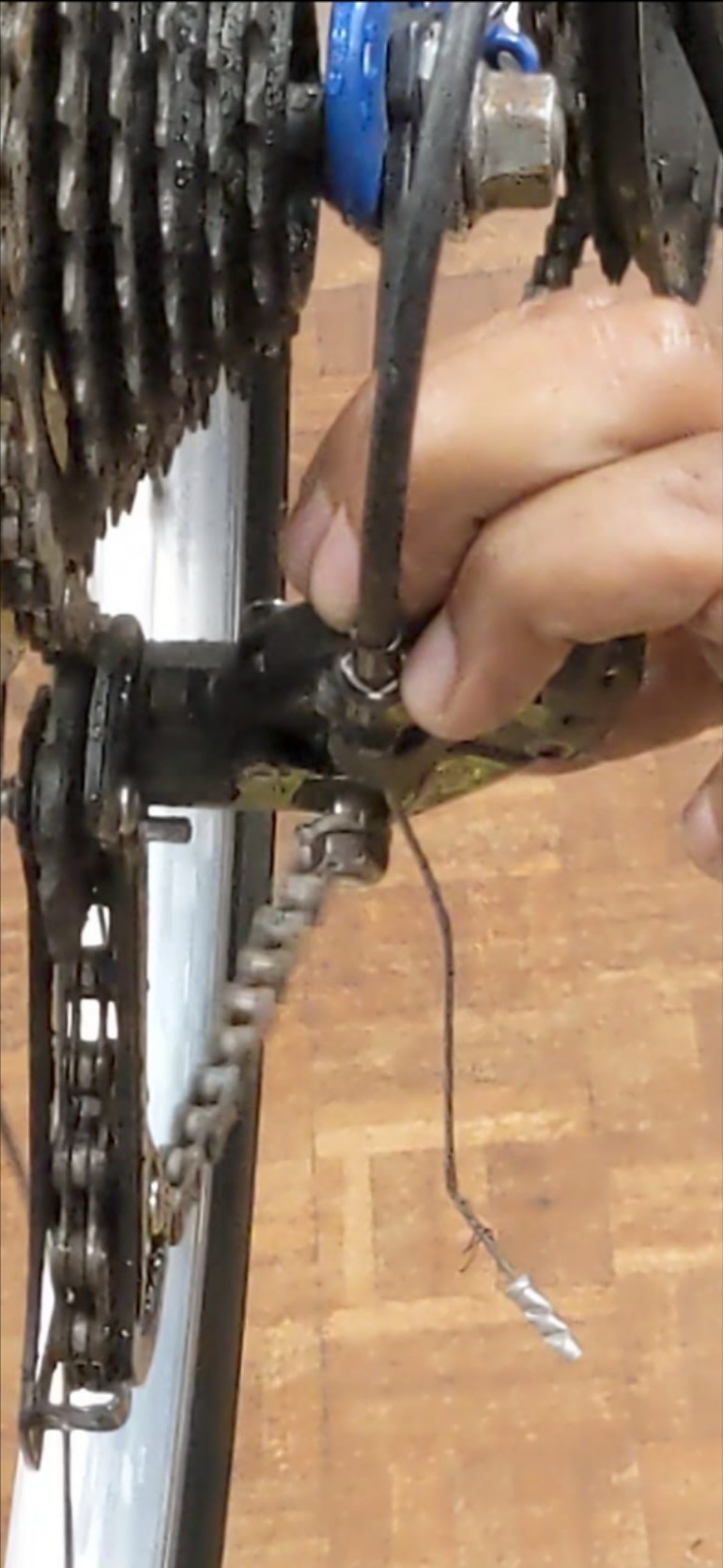 B4 - manual shifting derailleur