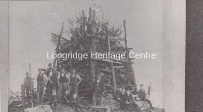 123C - Tootle Height Park - Workmen building a bonfire on the summit - 1902