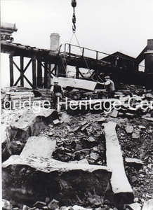 360B - Crofts Railway Quarry - Moving stone in the quarry - 1910