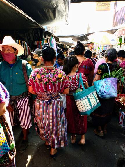 people_as_ina_busy_train_station
