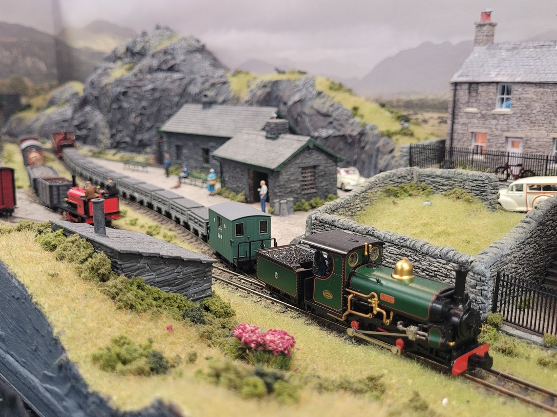&#39;Linda&#39; with slate train