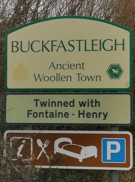 Twinning town sign