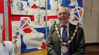 The Mayor admiring St Peter's School Royal display