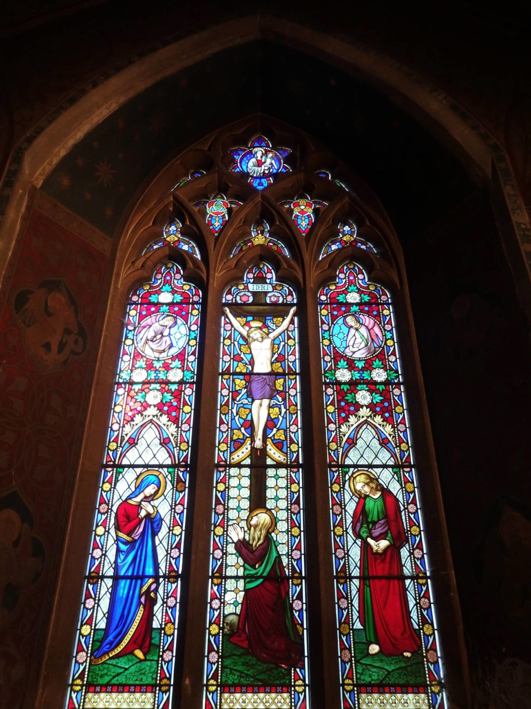 Stained_glass_window.jpg