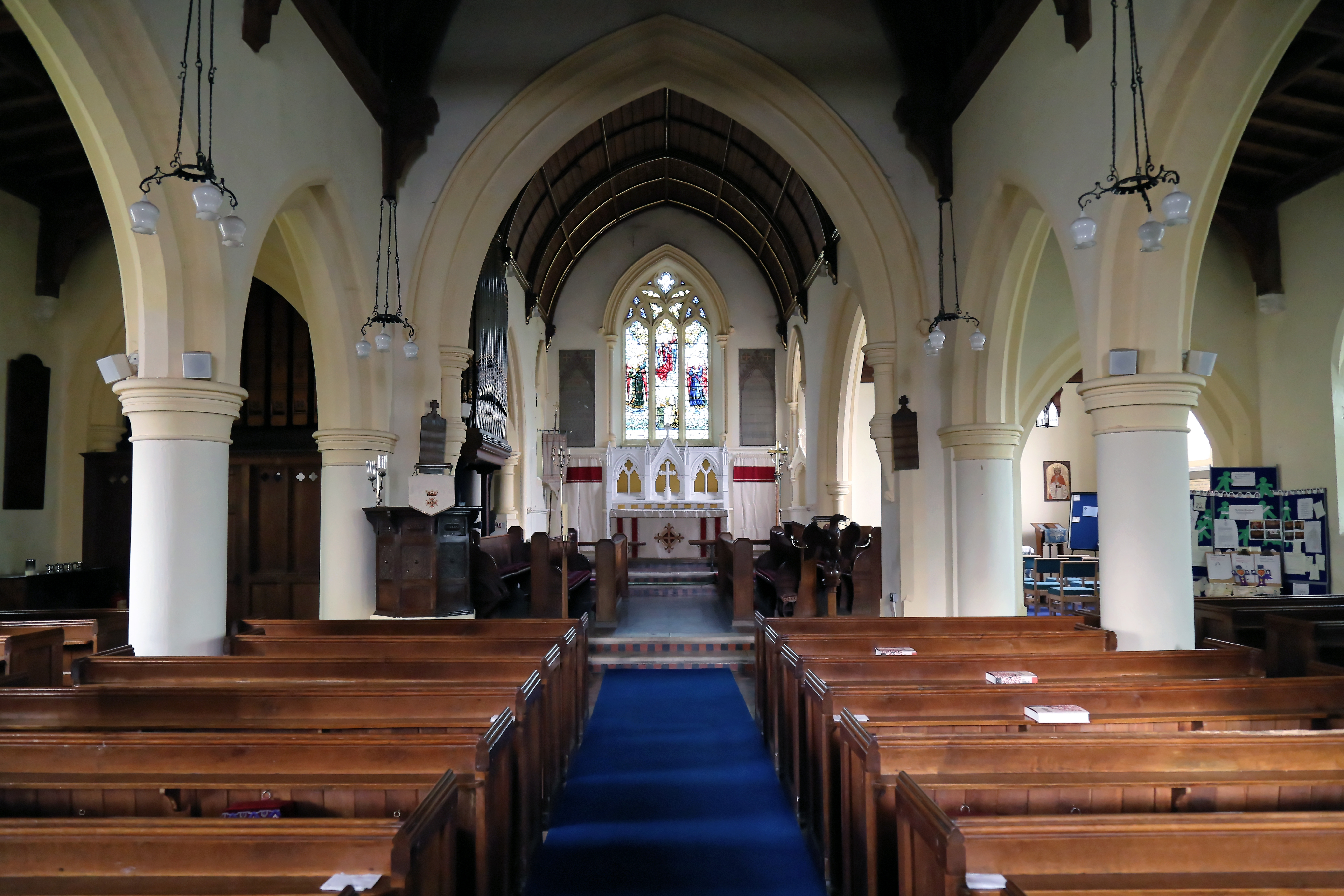 Church_of_St_Mary_Matching_Essex_England_-_nave,_arcades_and_chancel.jpg