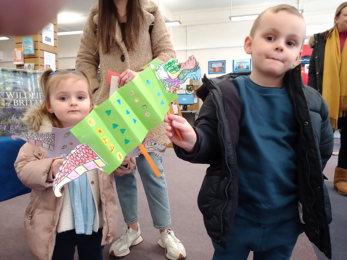 Children with Chinese Crafts 2022